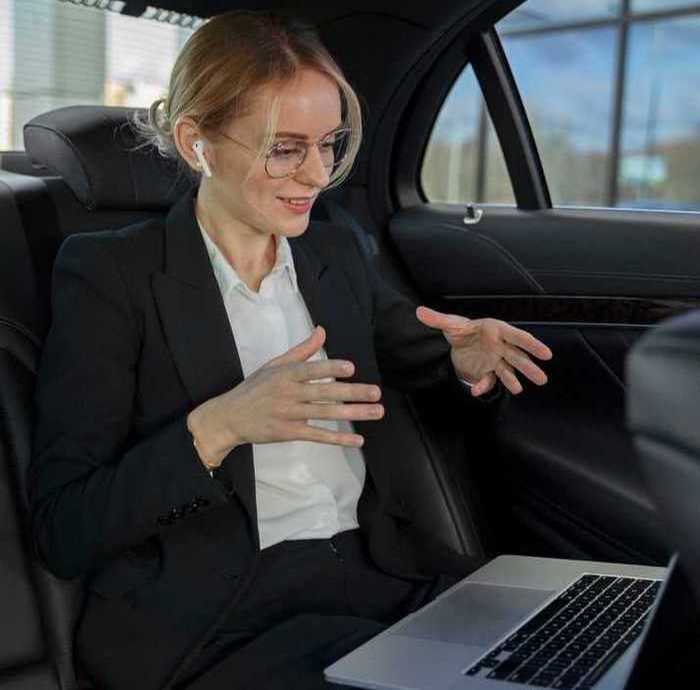 femme conference voiture vtc paris ordinateur voyage business confortable paris